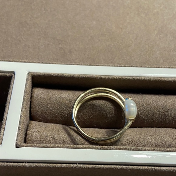 Kendra Scott Gold Spiral Ring with Pearl Accent - Picture 4 of 5